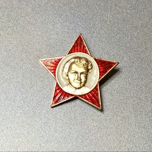 Oktyabrenok USSR - Soviet era enameled badge pin